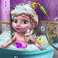 Игра Уход за малышами - купание девочки Эльзы